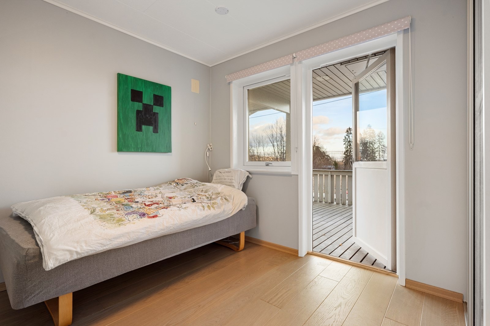 Ett av soverommene har direkte utgang til den romslige verandaen. Galleribilde