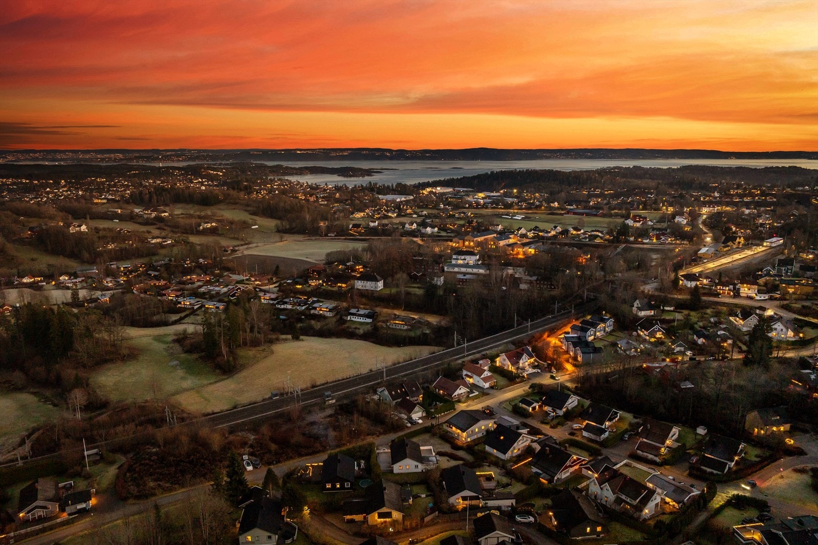 Fra eiendommen er det kort vei til flotte turmuligheter i Hundremeterskogene og opp til Skaugumsåsen. Galleribilde