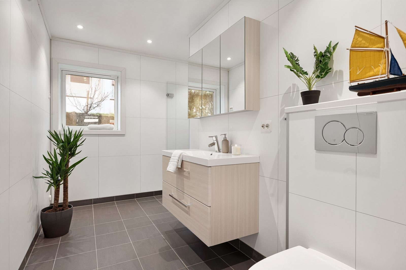 Badet i underetasjen ble etablert i 2017 og har baderomsplater på veggene. Galleribilde