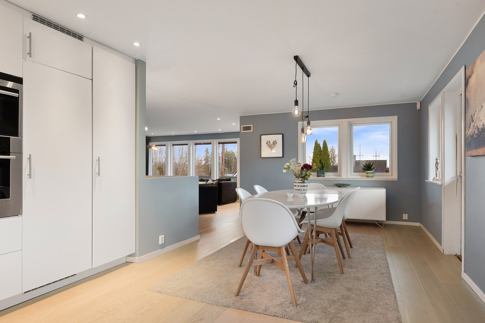 I tilknytning til kjøkkenet er det god plass til en stor spisegruppe. Galleribilde