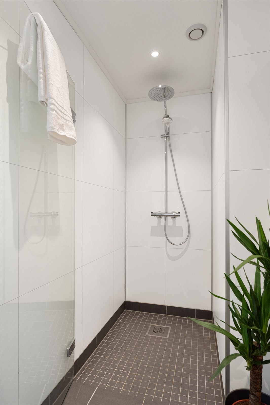 Her er det et praktisk dusjhjørne og veggmontert toalett. Galleribilde