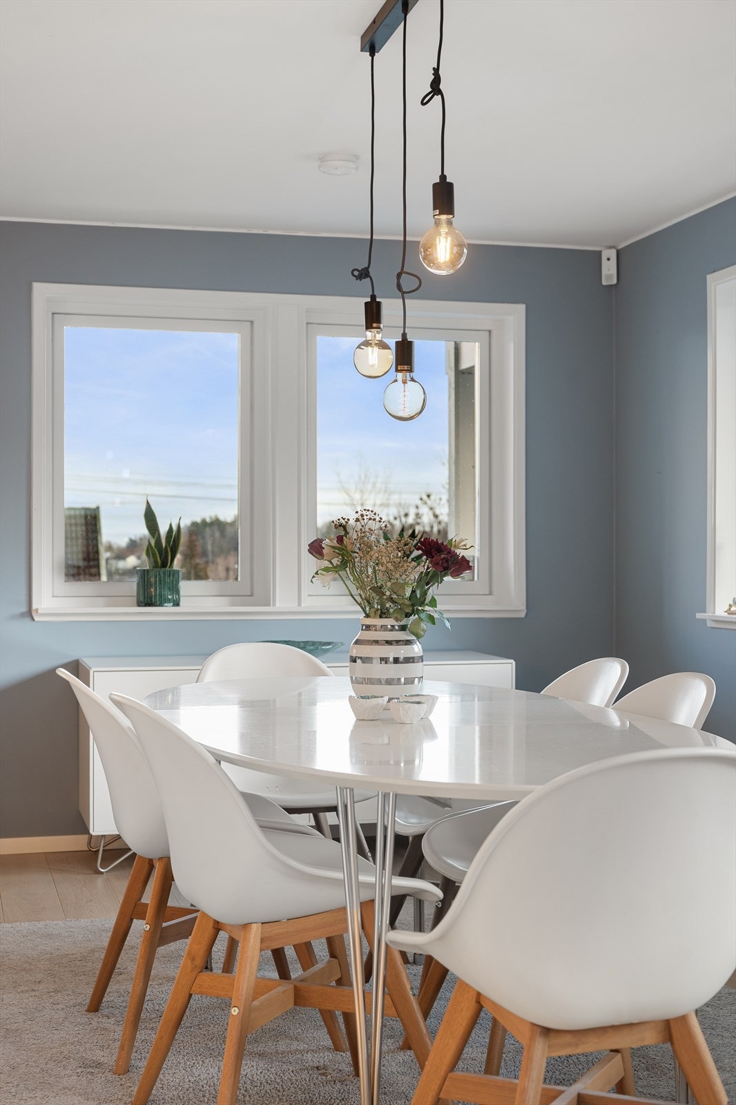 Vinduer med trelags isolerglass fra 1984 gir rikelig med naturlig lys til spiseplassen. Galleribilde