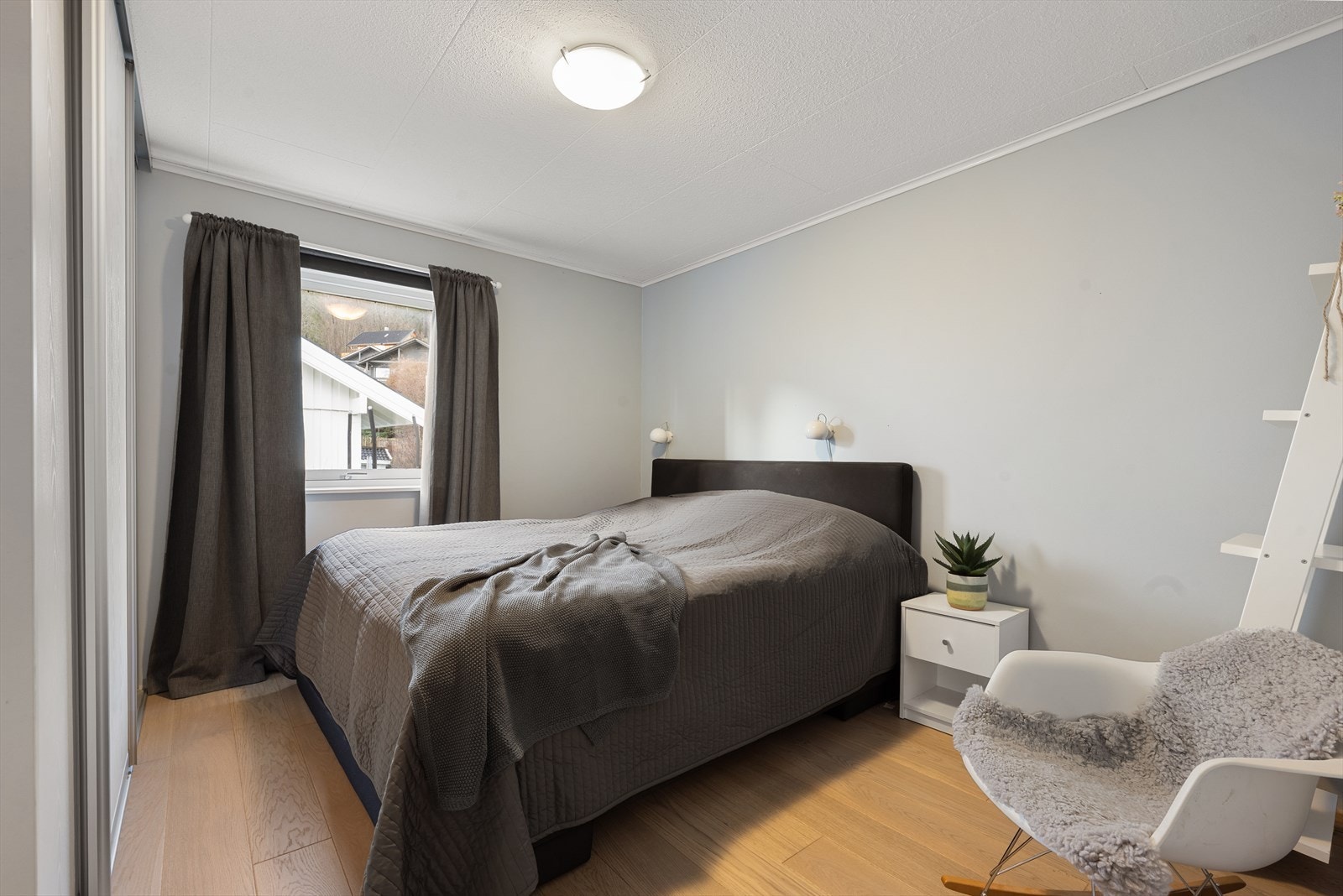 Hovedetasjen inneholder tre soverom med parkett på gulvet og malte overflater. Galleribilde