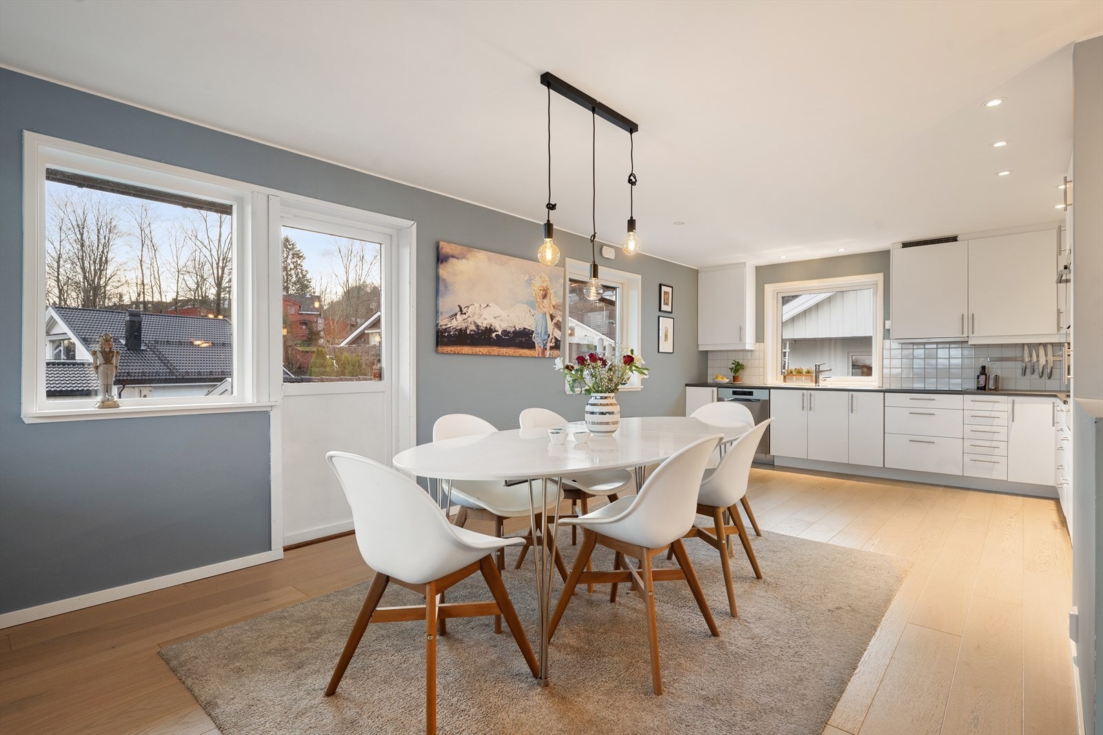 Gjennomgående parkettgulv og lyse, tidsriktige overflater i hele etasjen. Galleribilde