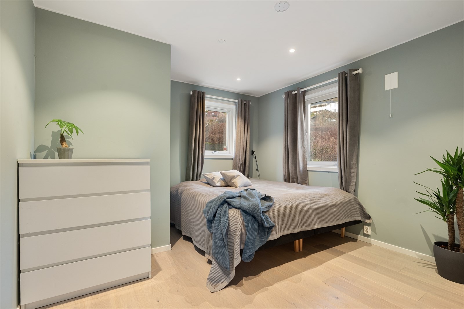 Underetasjen har to soverom av god størrelse med parkettgulv. Galleribilde