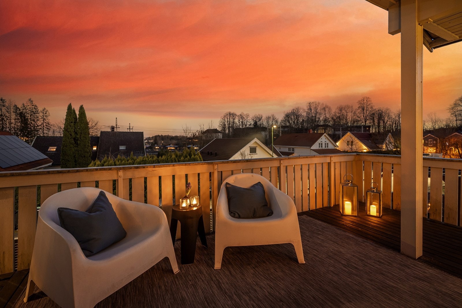 En av boligens flere terrasser, denne med adkomst fra entréen. Galleribilde