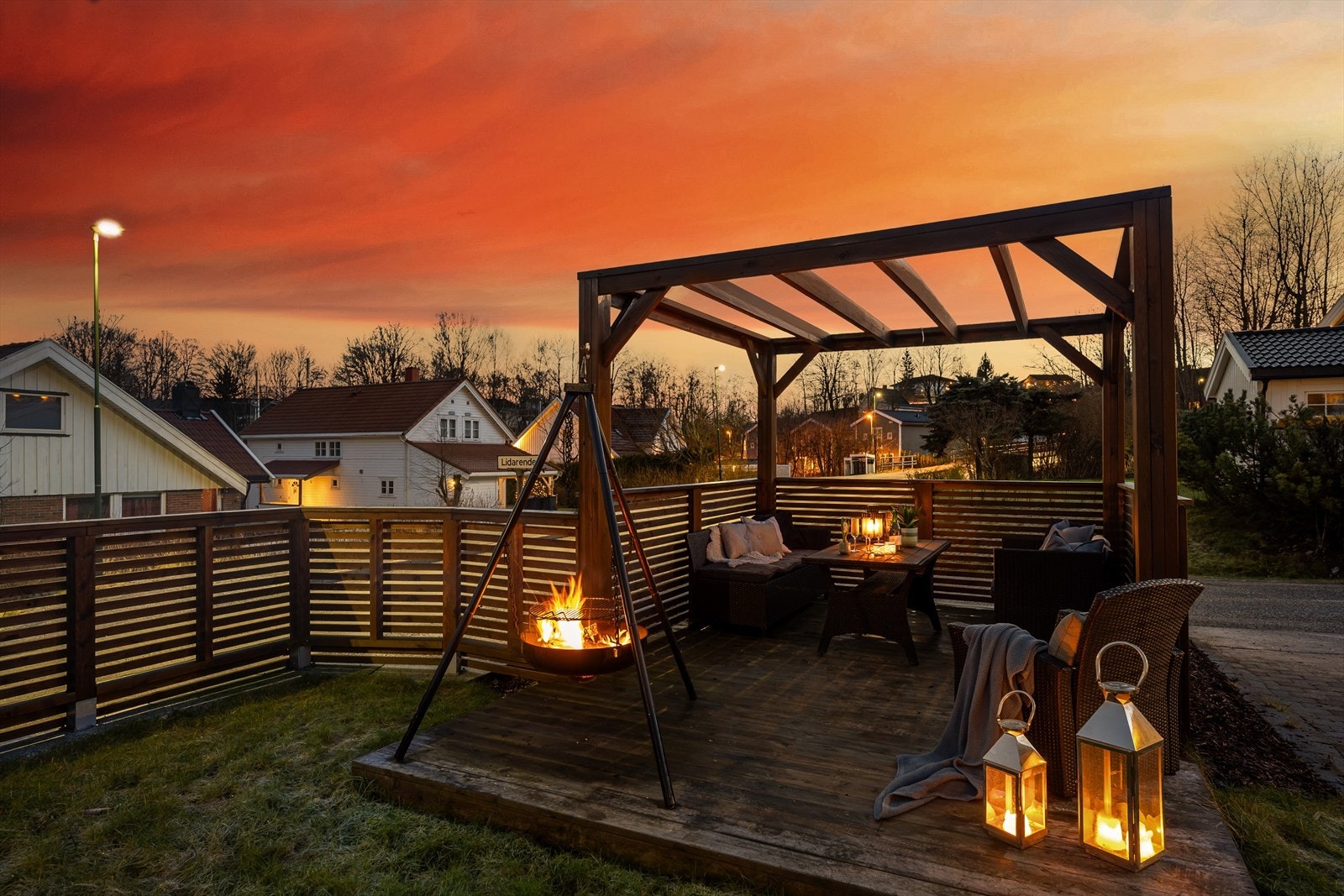En frittstående terrasse på ca. 14 m² med overbygget pergola i hagen. Galleribilde