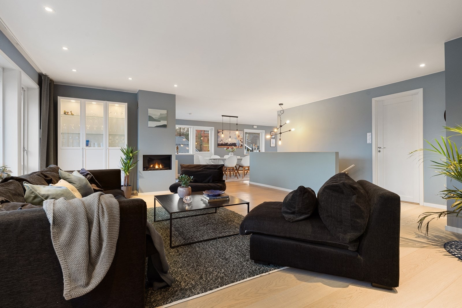 Den åpne løsningen gir en god flyt mellom sonene for matlaging, spisestue og sofagruppe. Galleribilde