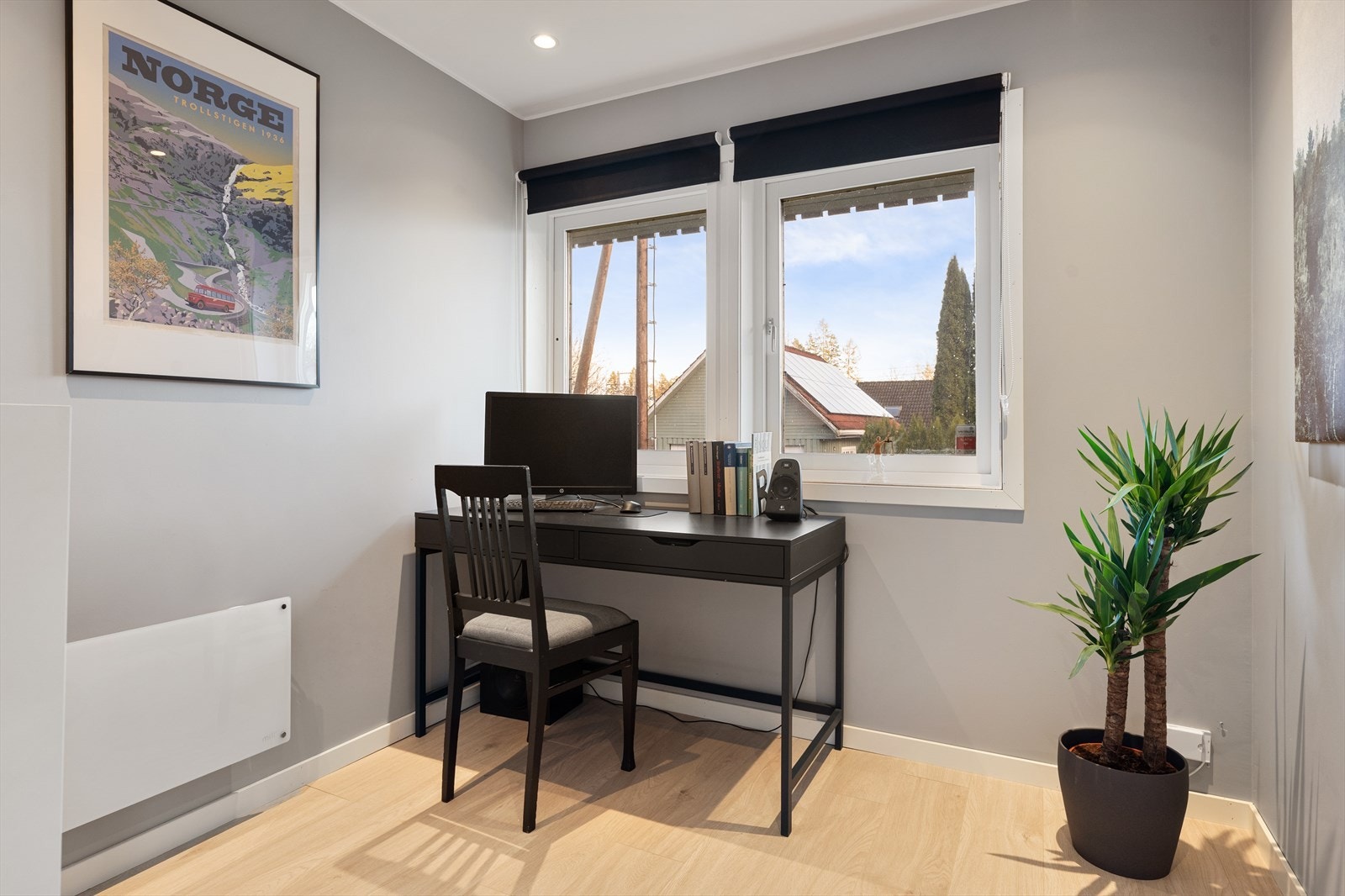 Et av rommene er i dag innredet som et kontor, og viser fleksibiliteten i planløsningen. Galleribilde