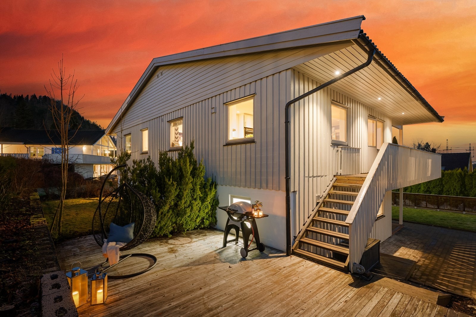 Boligen byr på flere store uteplasser som utvider boarealet på varme dager. Galleribilde