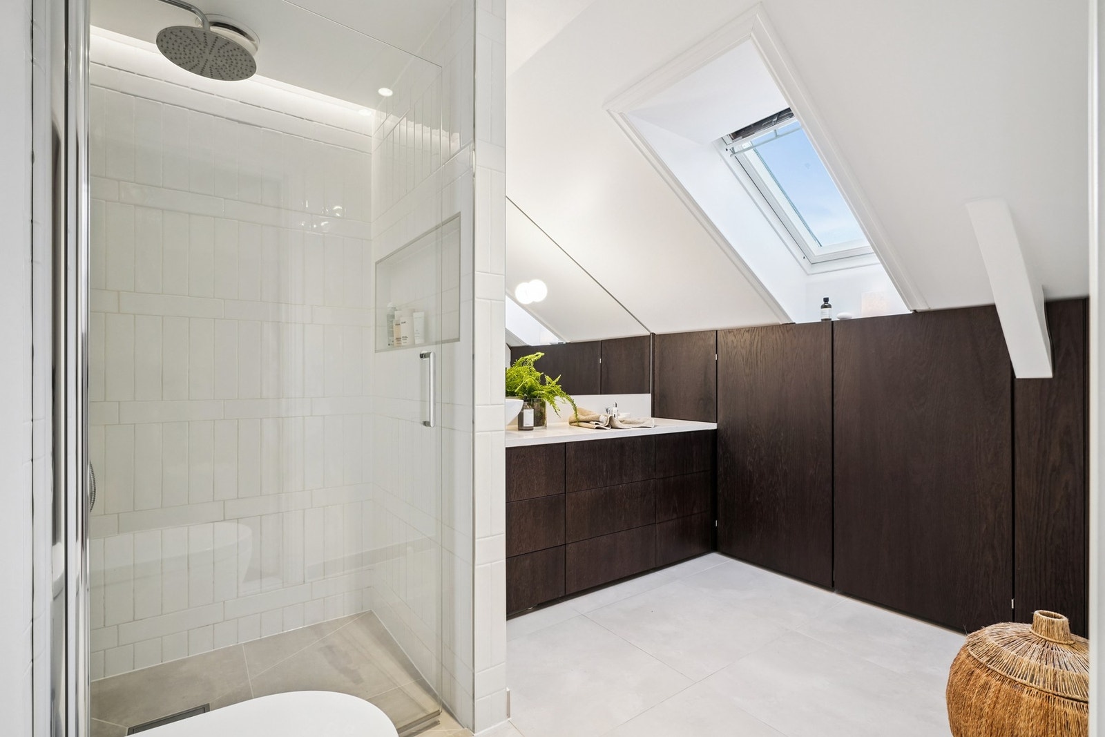 Innredet med plassbygd innredning fra Limstrand Interiør AS. Galleribilde