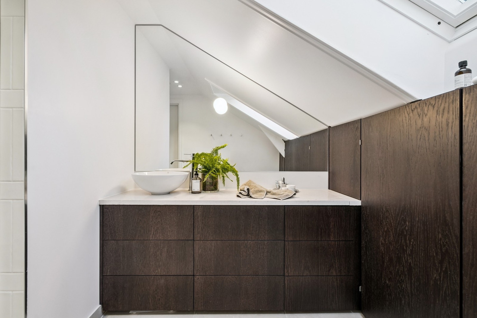 Naturlige materialer, rene linjer og plassbygd perfeksjon. Galleribilde