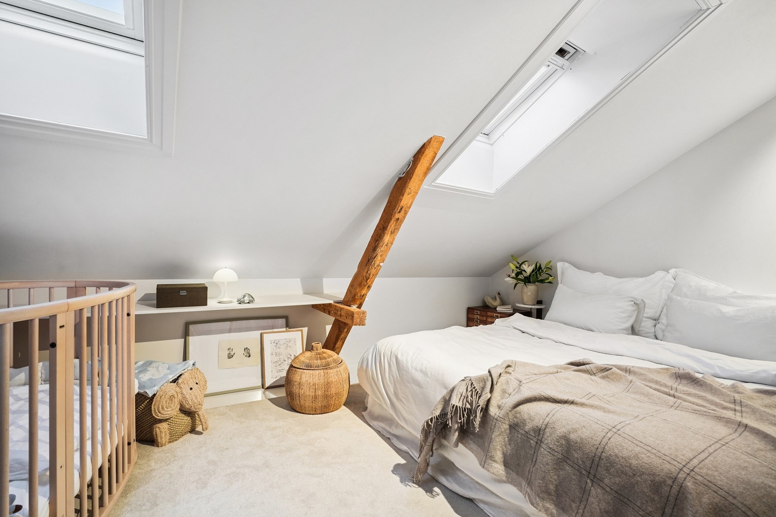 Hovedsoverommet er romslig og de synlige trebjelkene sørger et unikt preg til rommet. Galleribilde