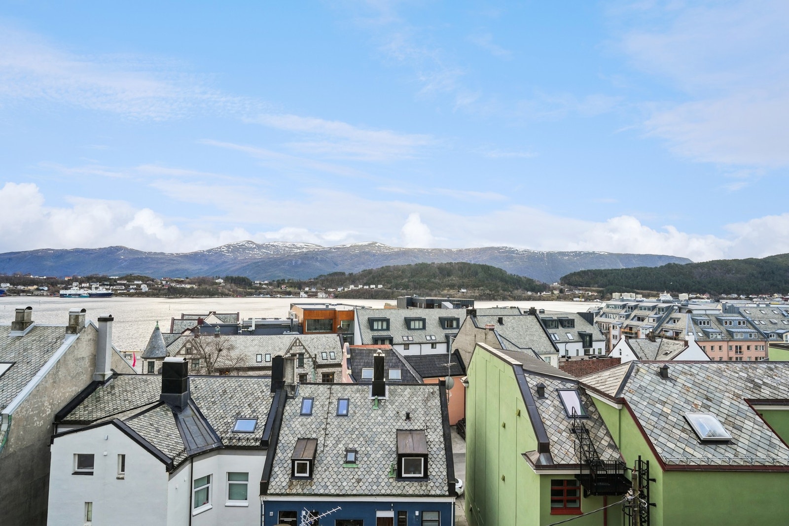 Herfra nyter man gode sol- og utsiktsforhold mot blant annet Sulafjellet og Borgundfjorden. Galleribilde