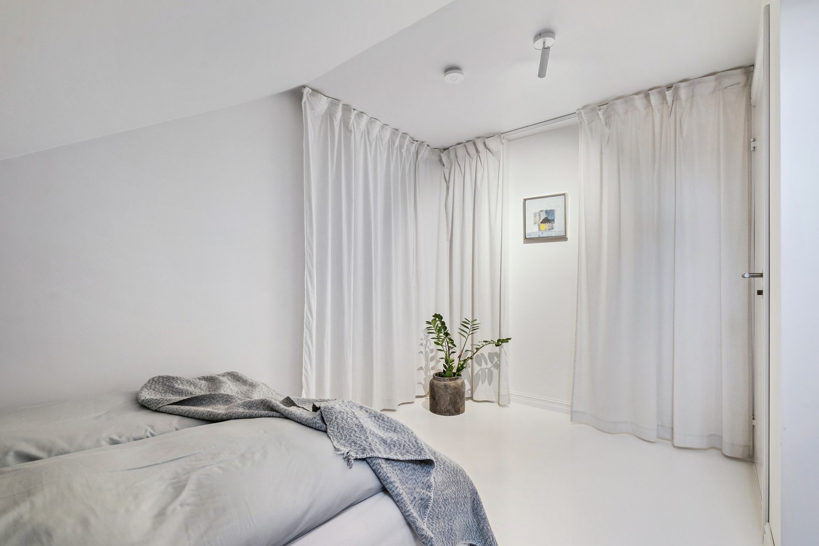 Soverommet er lyst med delikate overflater og god romfølelse. Galleribilde