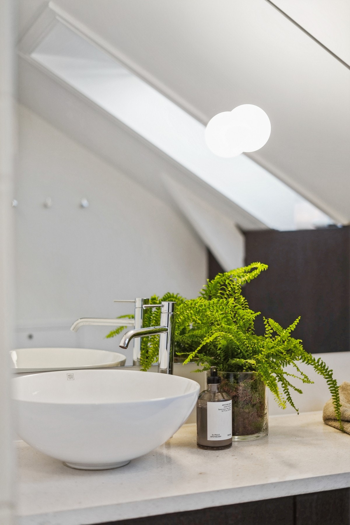 Stort speil og overliggende servant med enhånds blandebatteri. Galleribilde