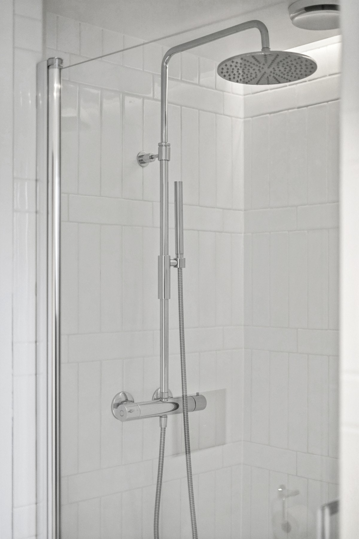 - og dusjhjørne med glassdør, regnfallsdusj. Galleribilde