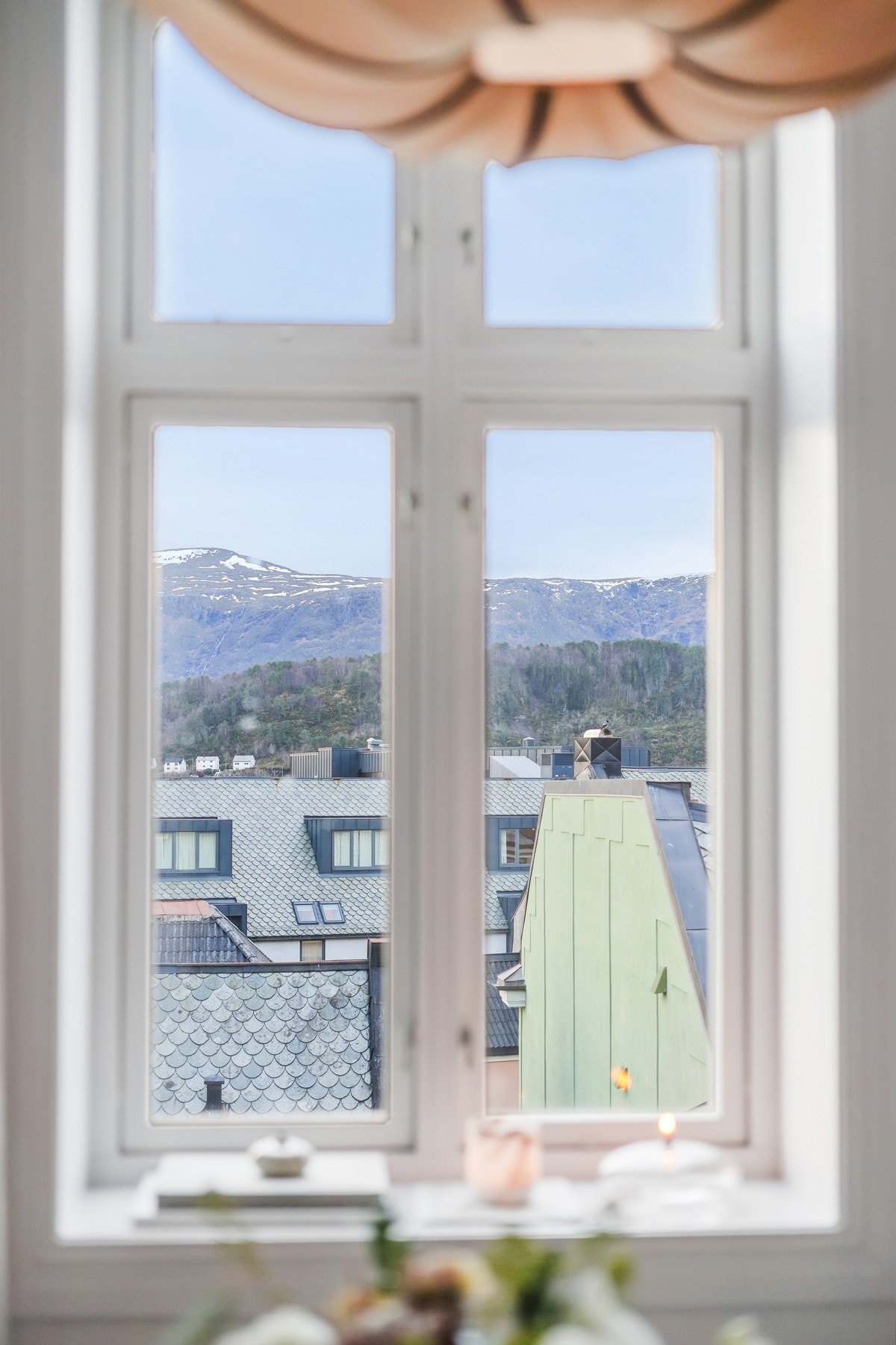 Fra stuen er det fin utsikt mot Sulafjellet. Galleribilde