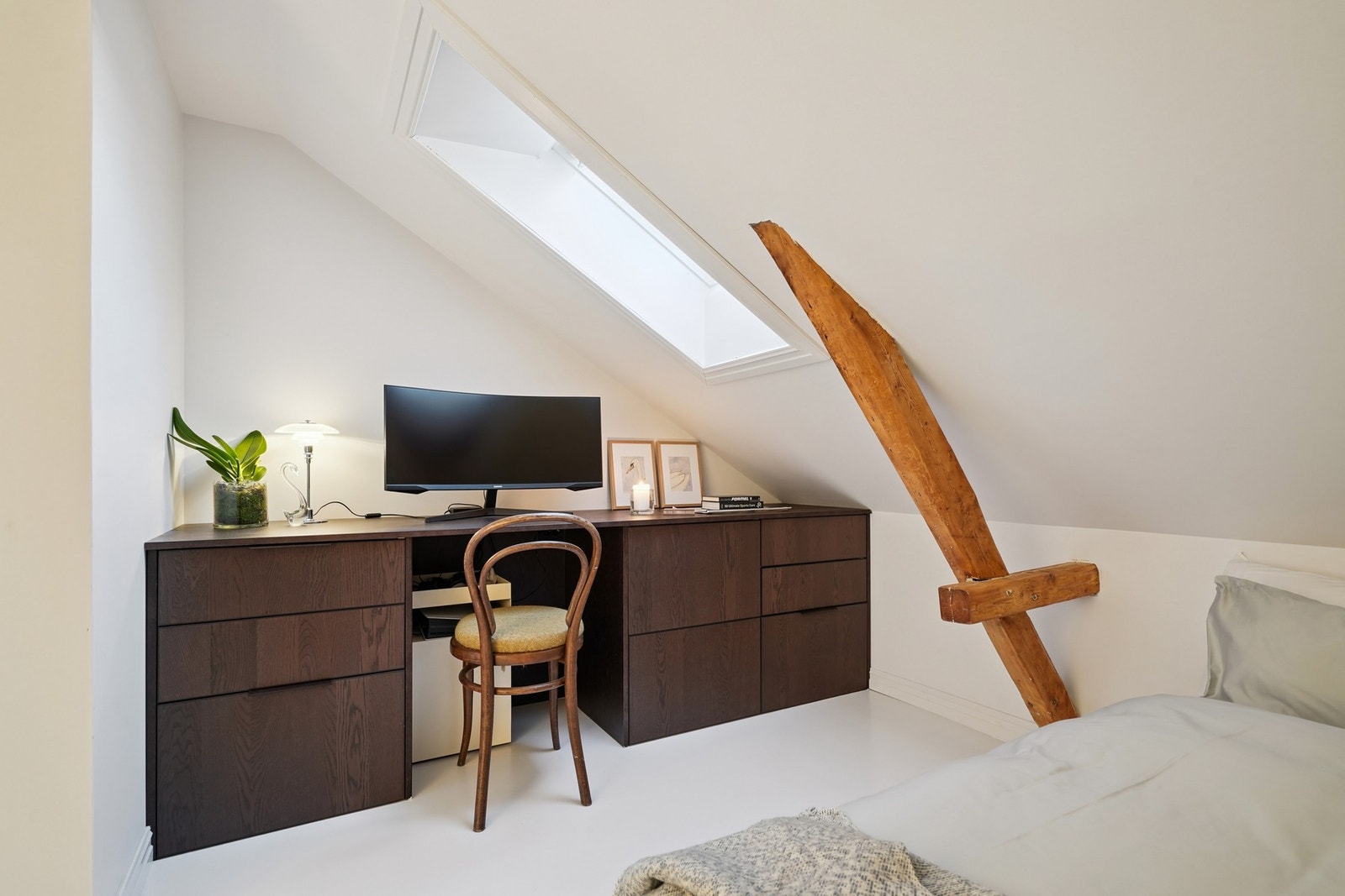 Synlige takbjelker tilfører rommet varme og personlighet. Galleribilde