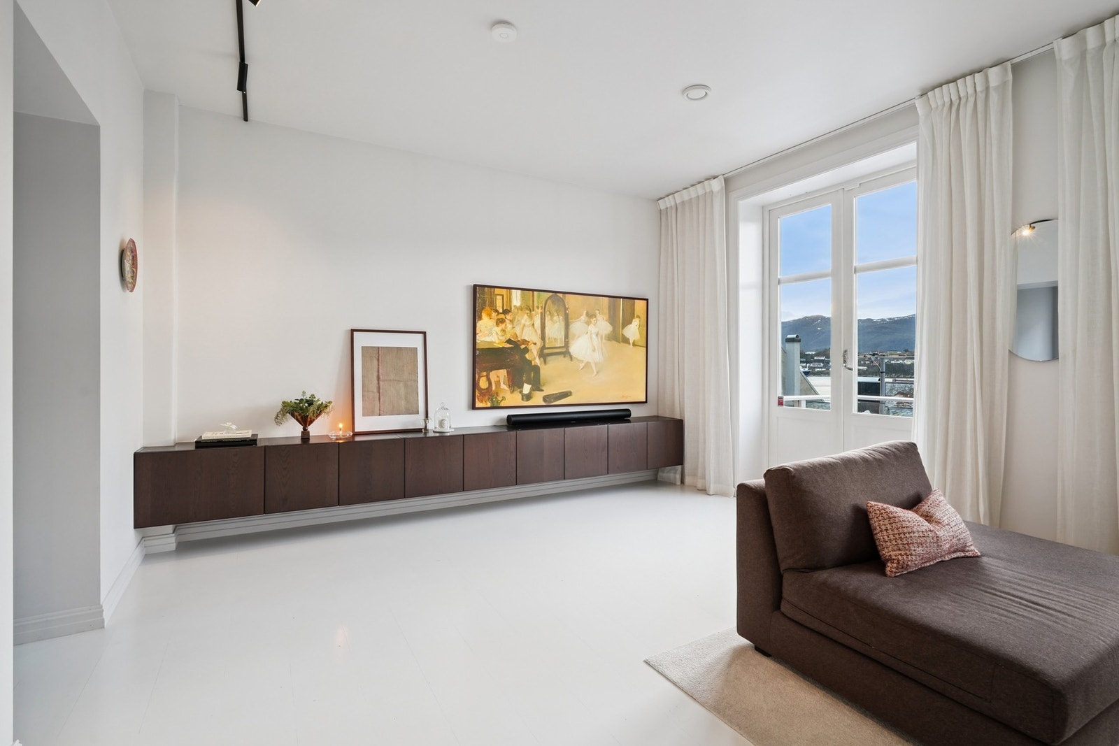 Leiligheten er modernisert i perioden 2023-2025, og holder gjennomgående meget god standard på innredninger og overflater. Legg merke til den plassbygde tv-benken. Galleribilde