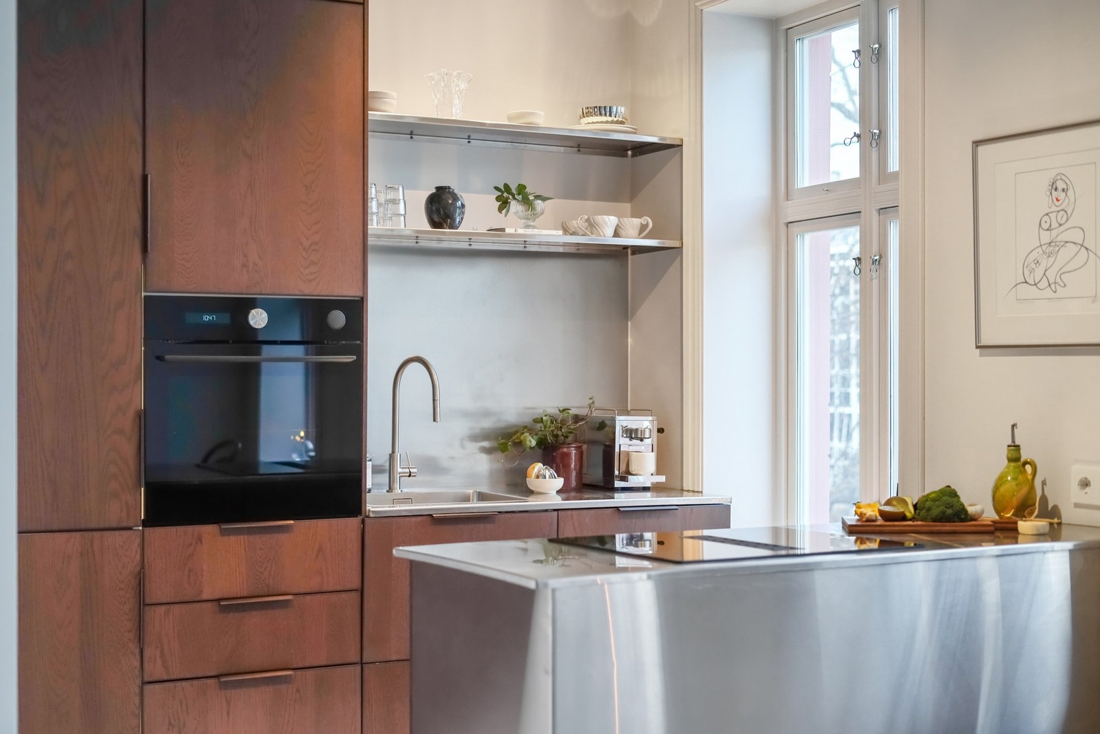 Integrerte hvitevarer som stekeovn, kjøl/fryseskap, oppvaskmaskin og platetopp med integrert kullfiltervifte. Galleribilde