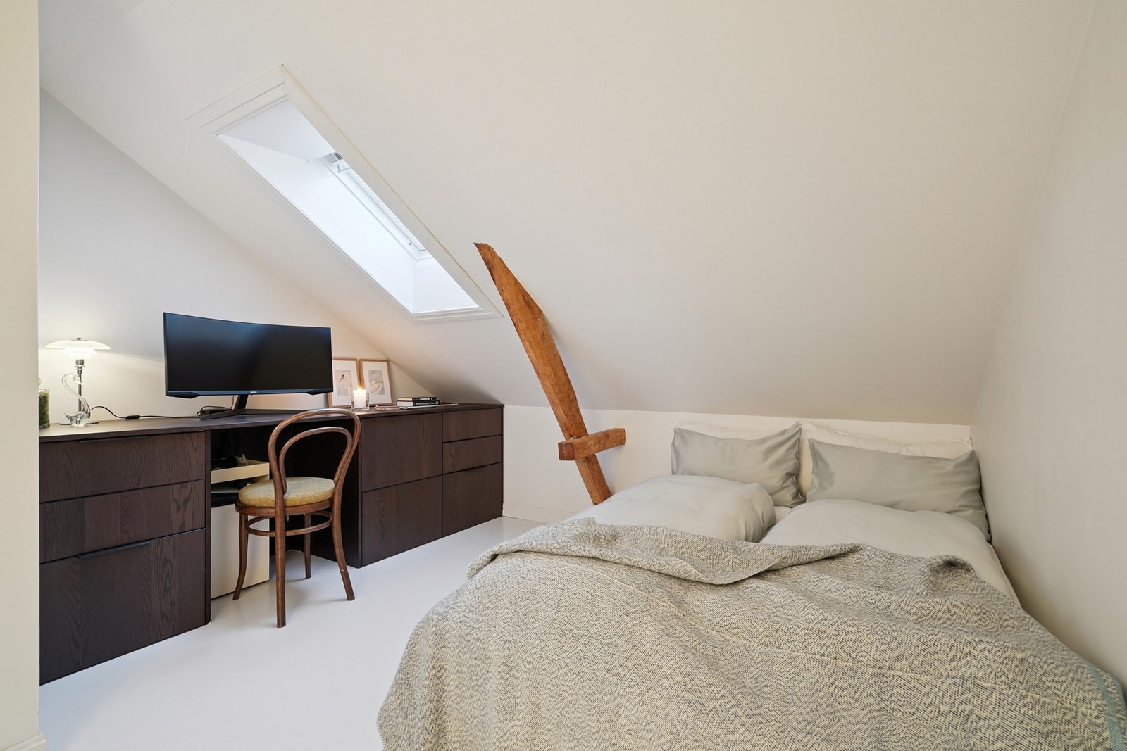 Soverom nr. 2 har fin størrelse med god plass til dobbeltseng og den plassbygde kontorpulten tilfører det lille ekstra til rommet. Galleribilde