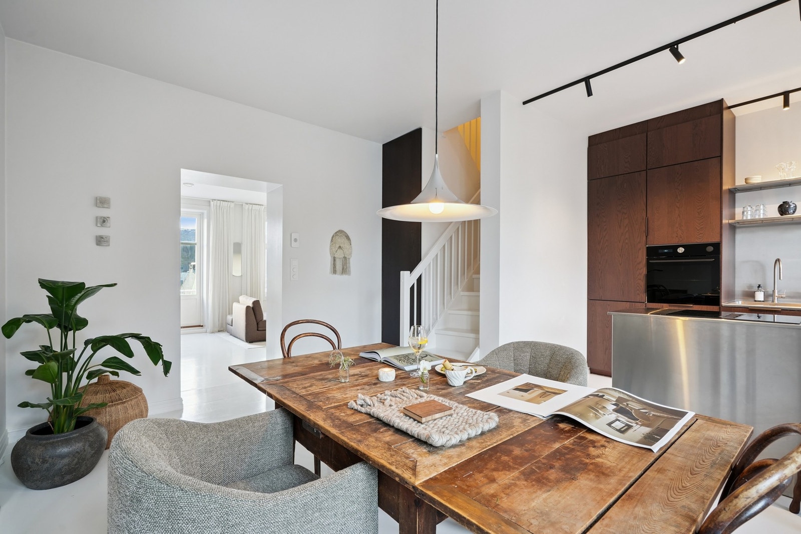 En spisegruppe som kombinerer funksjon og estetikk - like fin til hverdag som til selskap. Galleribilde