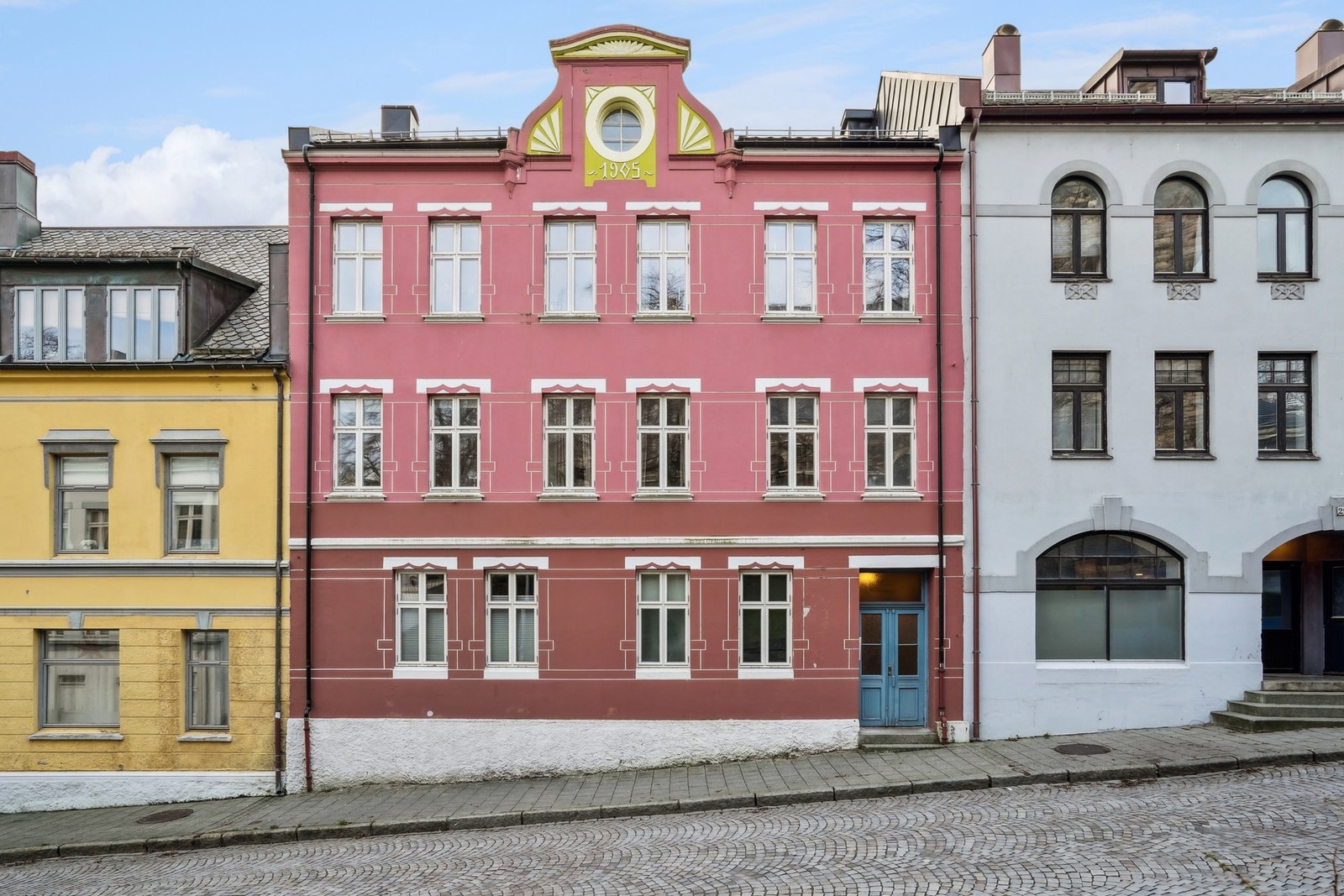 PrivatMegleren presenterer en rålekker 3-roms selveierleilighet over to plan med kort avstand til alle sentrumsfasiliteter. Galleribilde