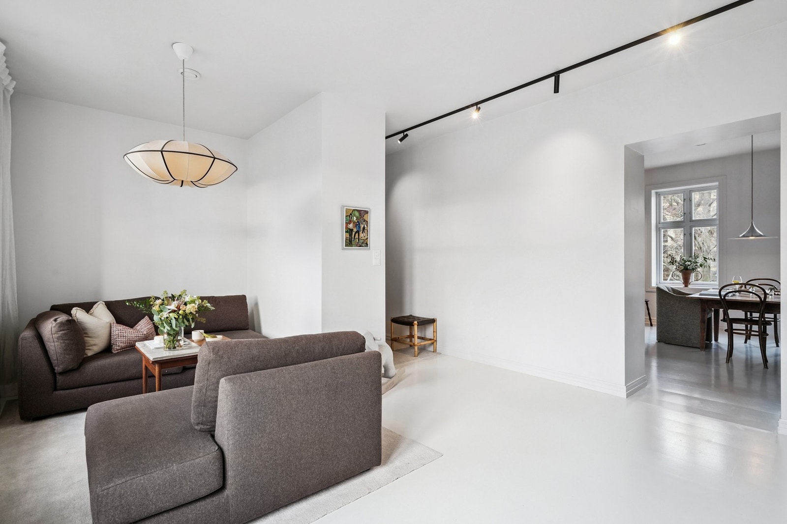 Fra stuen er det åpen løsning til kjøkkenet - et hjem med god flyt og gjennomgående lys. Galleribilde