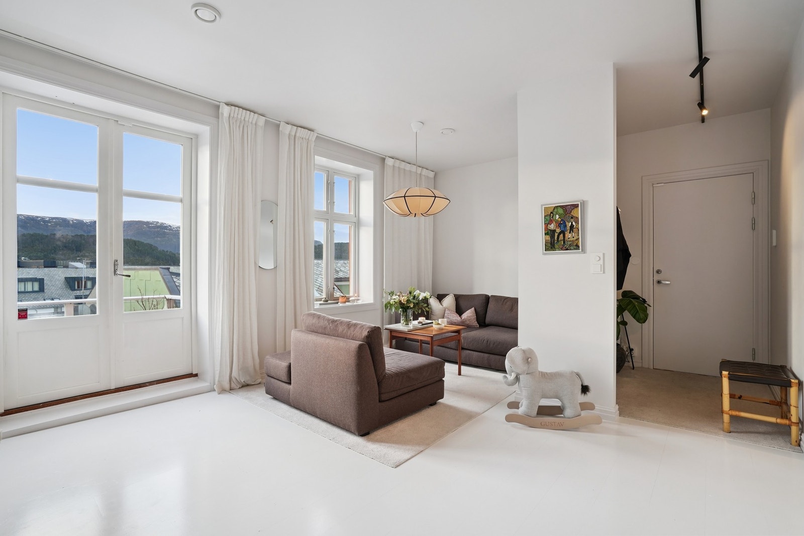 Stuen er romslig med god plass til sittegruppe. Den vannbåren gulvvarmen sørger for en lun atmosfære. Galleribilde