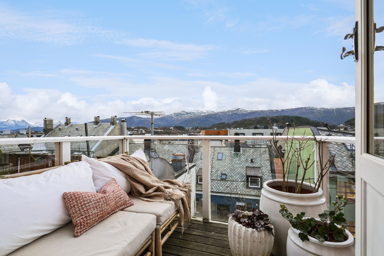 - en sydvendt balkong med plass til sittegruppe. Galleribilde