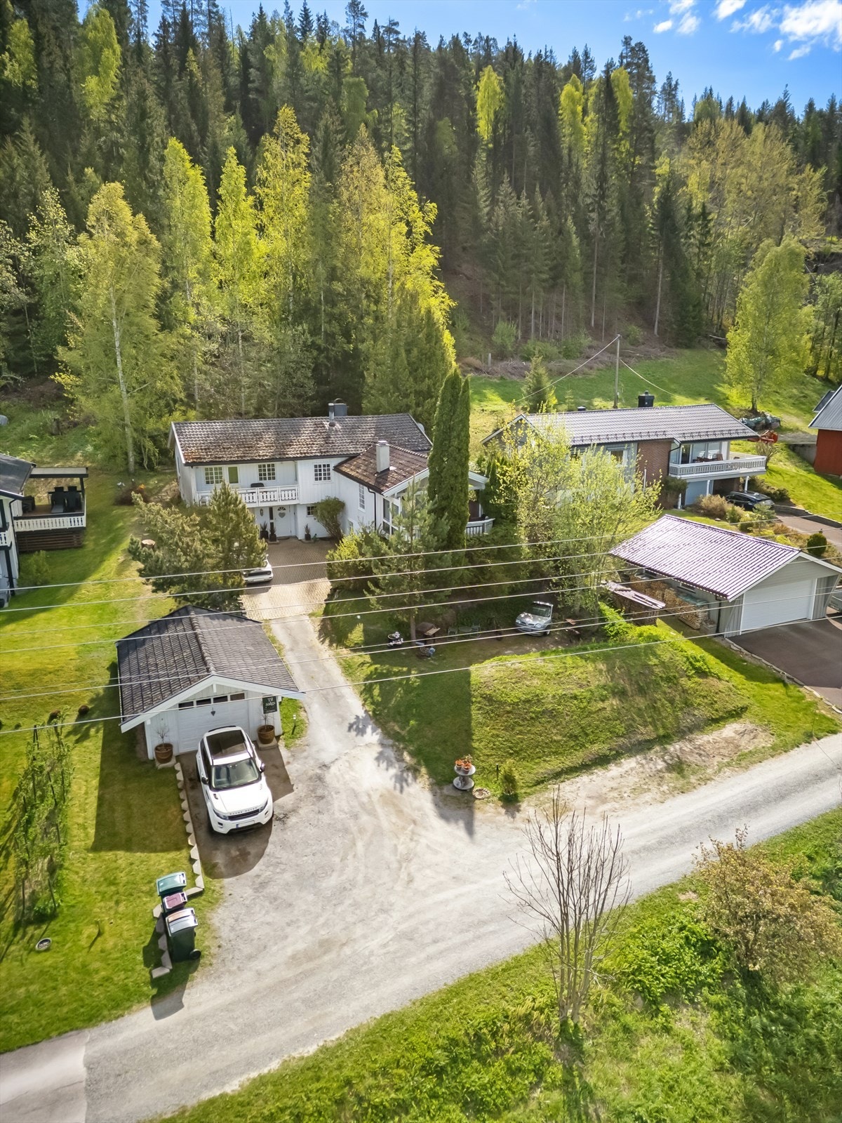 Eiendommen har stor selveiertomt på 1,200 kvm. Galleribilde