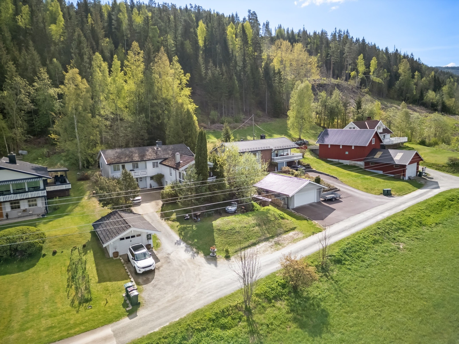 Parkering i integrert garasje, frittstående garasje og gårdsplass Galleribilde