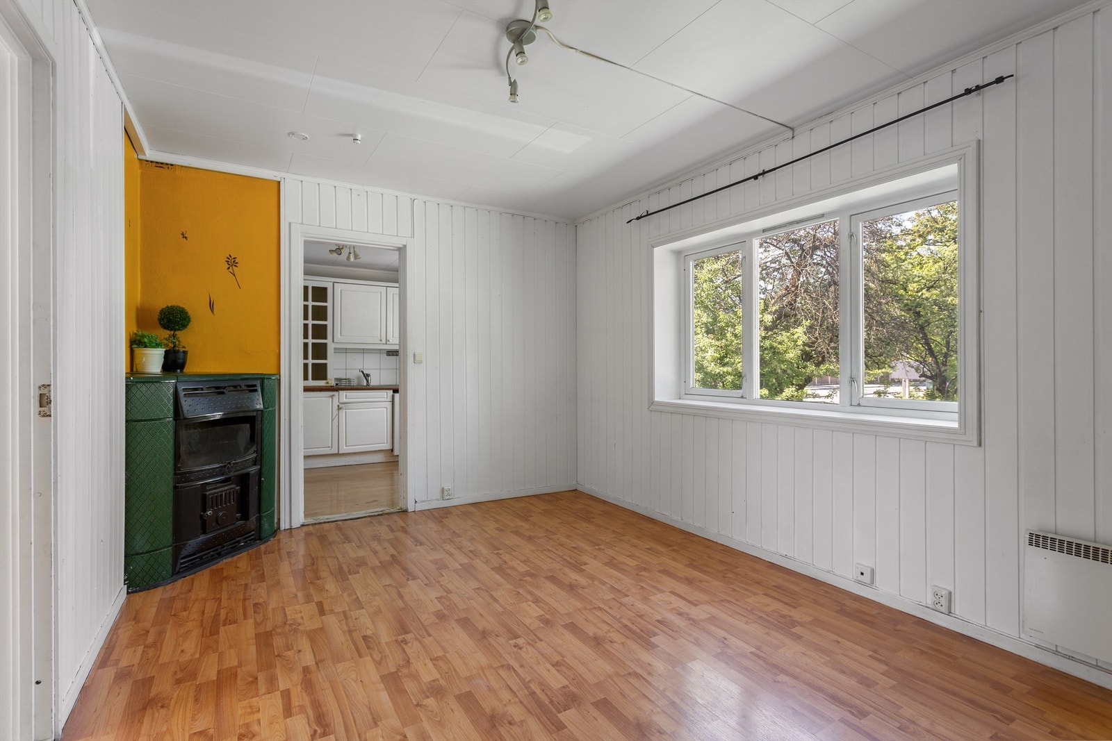 Stue med eldre vedovn i hjørne (ikke i bruk, pipe må utbedres) Galleribilde