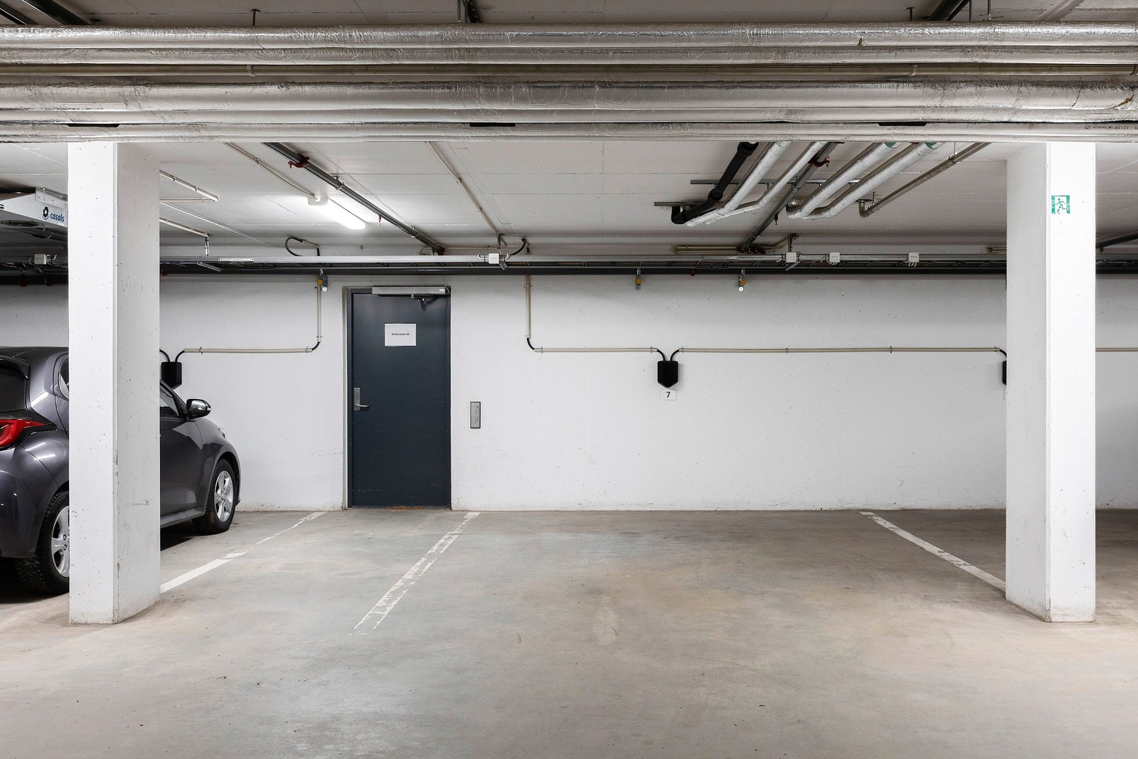 Stor og fin parkeringsplass, hvor det er tilrettelagt for elbillader Galleribilde