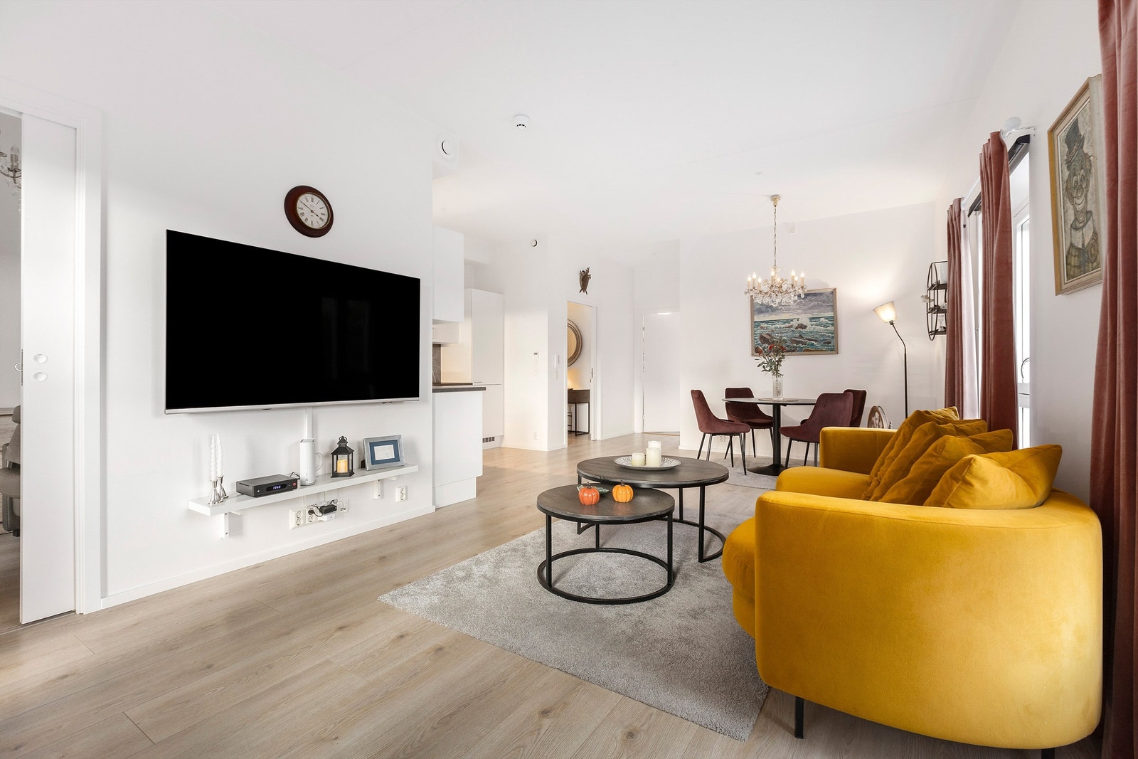 Stor og åpen løsning med plass til ulike møbelgrupper Galleribilde