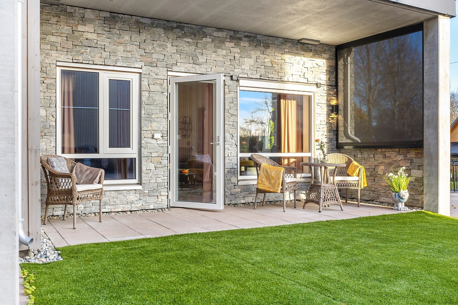 Innbydende uteplass med gode solforhold. Etablert levegg i form av screens. Galleribilde