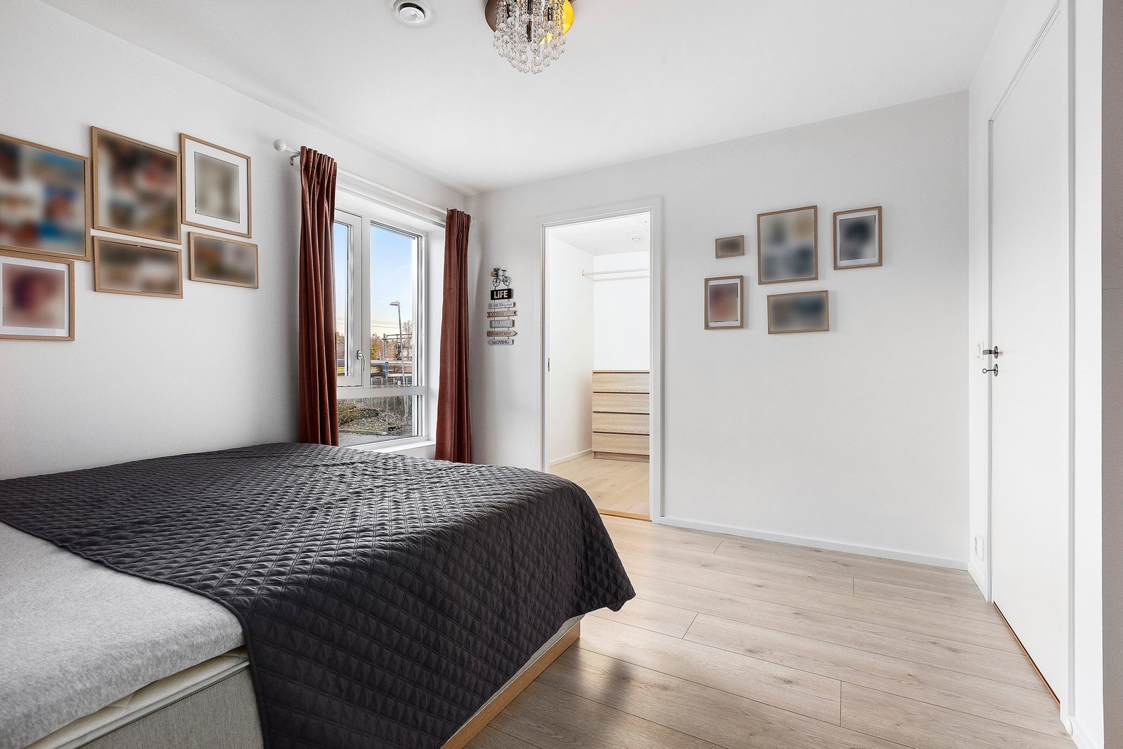 Fra hovedsoverommet er det inngang til bod, hvor man har mulighet for hyller og skap til oppbevaring av klær Galleribilde