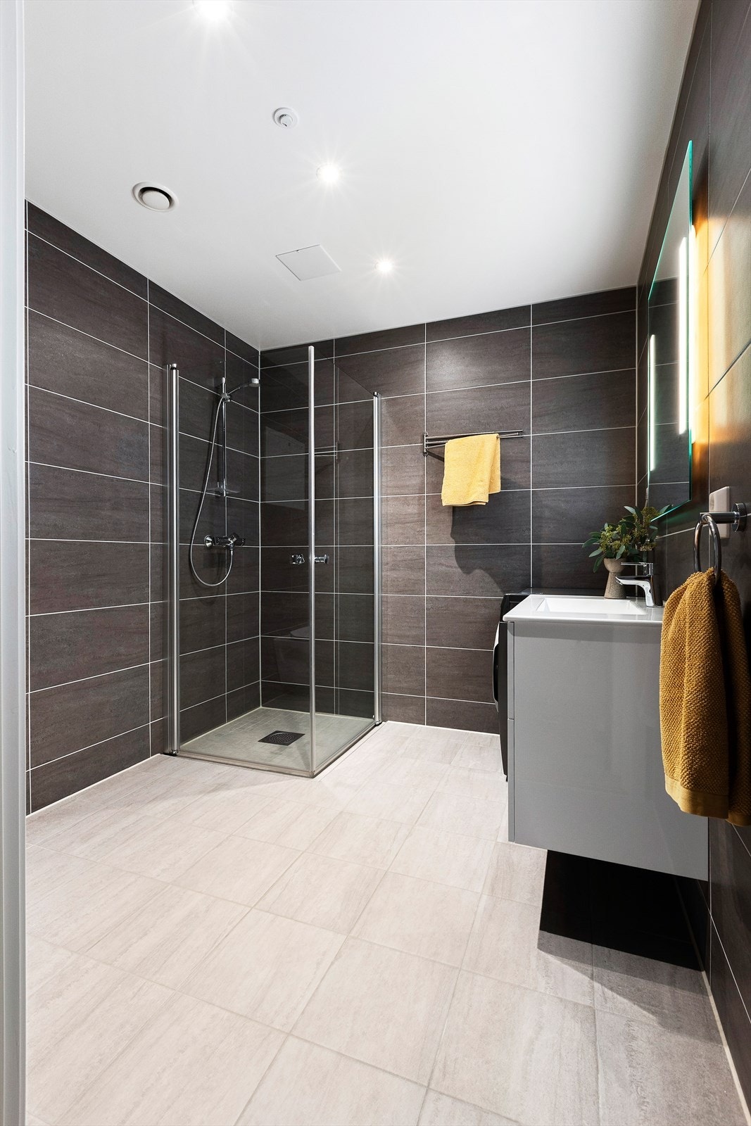 Flott bad med elektrisk gulvarme, fliser på gulv og vegger, lysspotter i tak.jpg Galleribilde