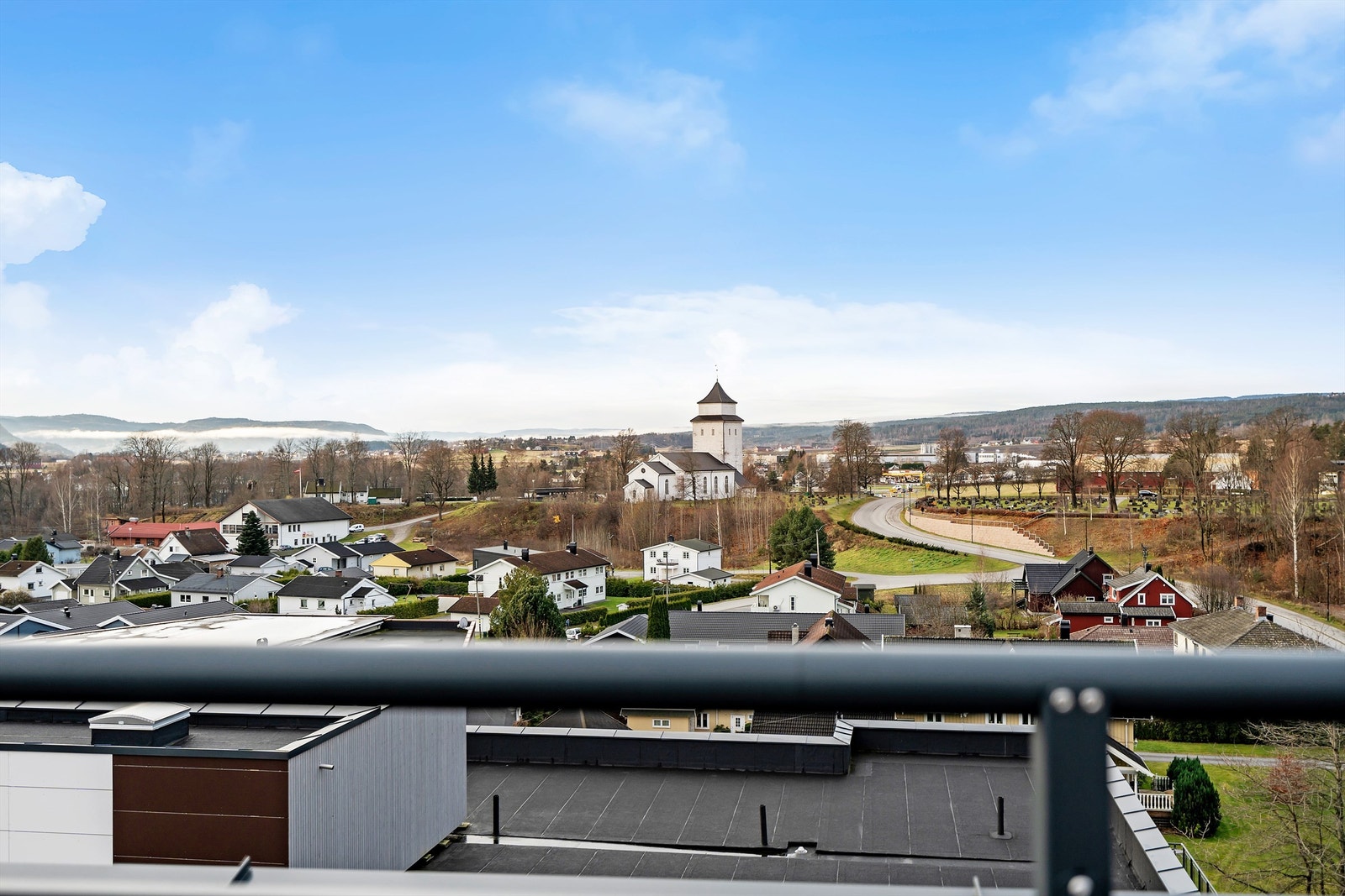 Flott utsikt over nærområdet fra takterrassen Galleribilde