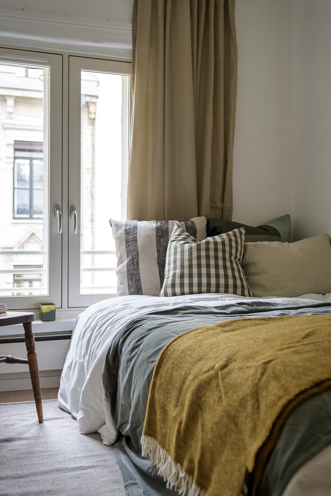 Innbyende soverom med gode lysforhold. Galleribilde