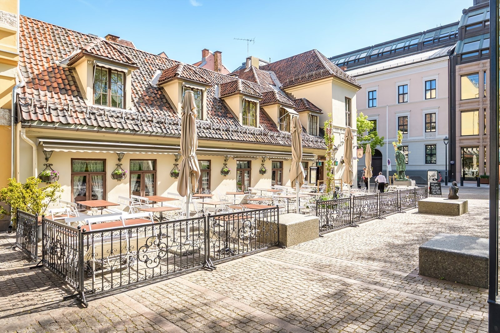 Engebret café - Historisk og anerkjent restaurant fra 1857. Det oser av tradisjon og historie. Både Ibsen, Grieg, Bjørnstjerne Bjørnson, Knut Hamsun, Edvard Munch med flere er kunstnere gjestet ofte Engebret, noe mange kunstnere gjør også i dag. Galleribilde