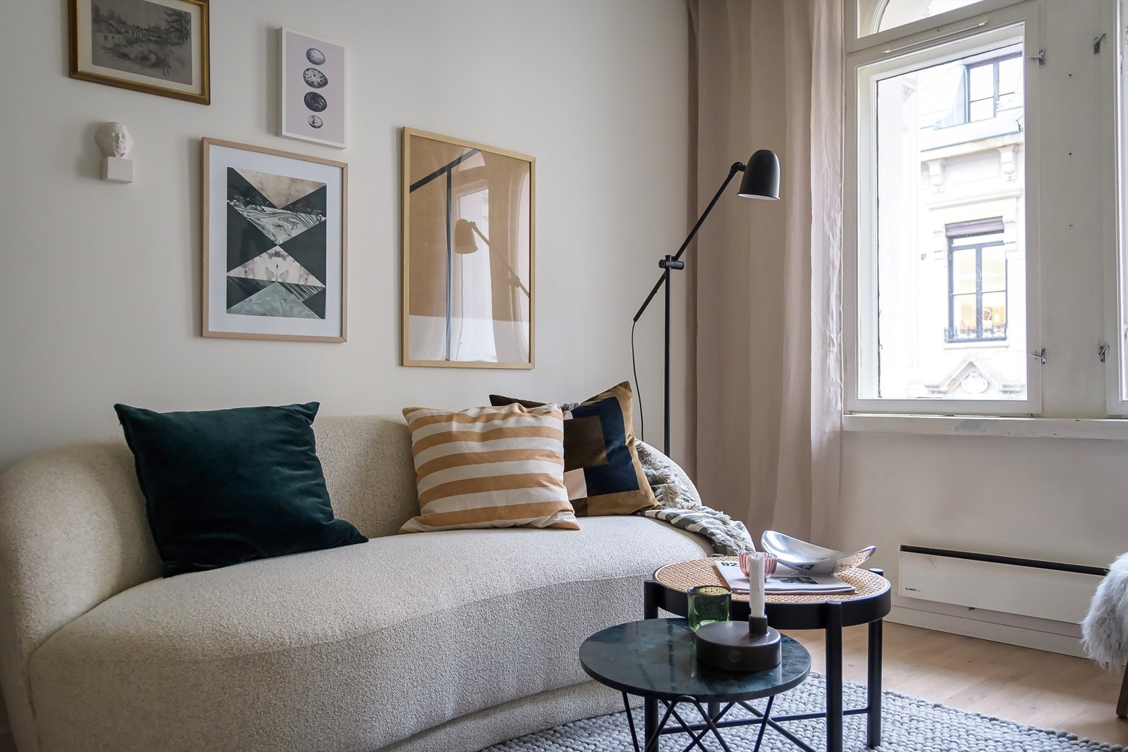 Store vindusflater gir rommet en luftig romfølelse og gode lysforhold i rommet. Galleribilde