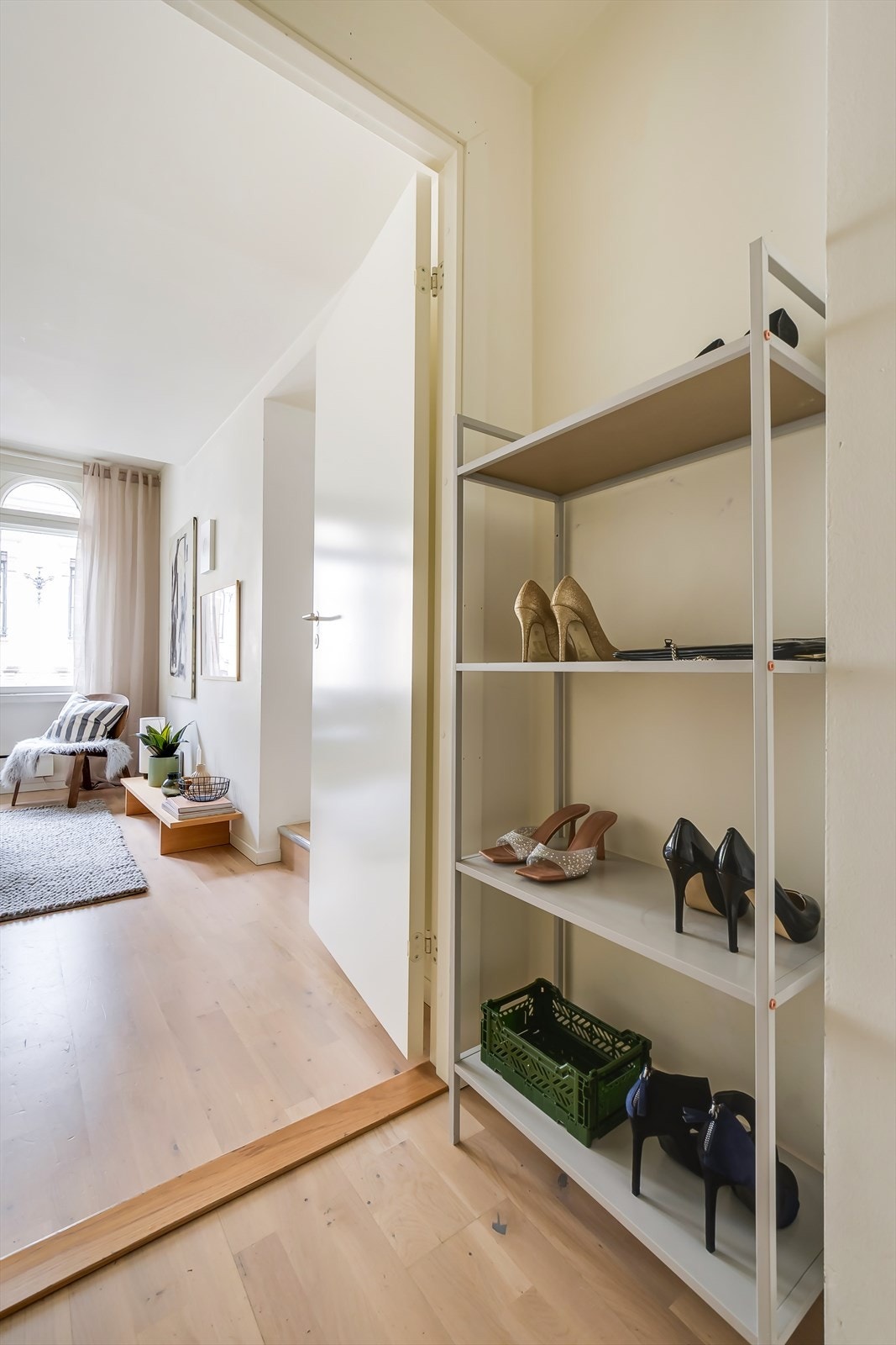 En ryddig og funksjonell entré med plass til å henge fra seg yttertøy og sko Galleribilde
