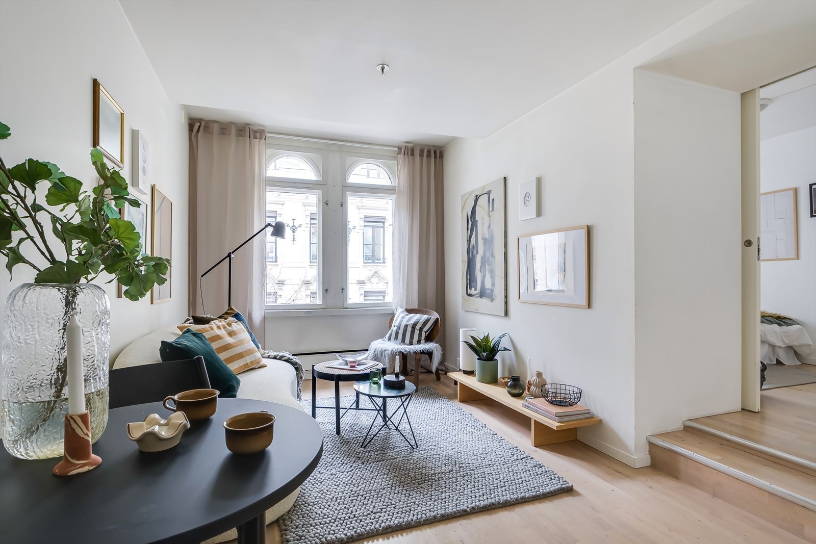 Det er fin plass til sofa, spisebord og øvrig møbler i rommet. Galleribilde