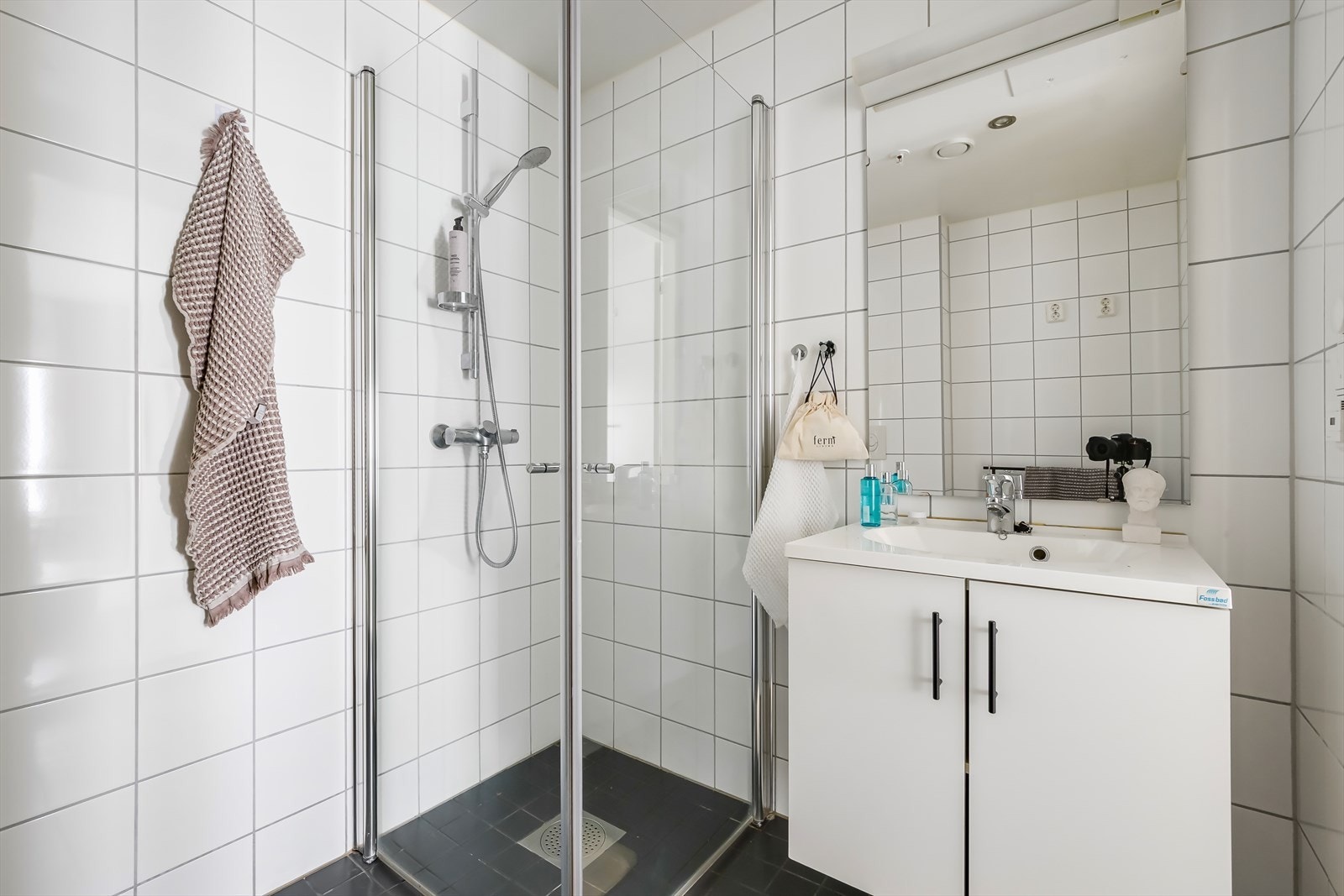 Badet er tilknyttet soverommet og byr på tidløse fliser, behagelig gulvvarme og downlights i taket. Galleribilde