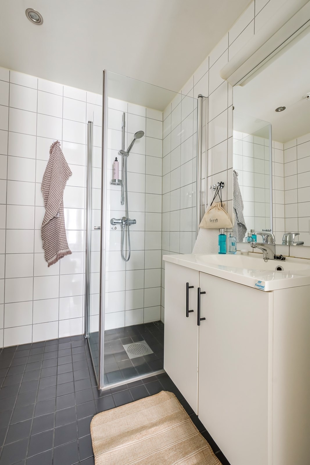 Badet er fra 2014 med opplegg for vaskemaskin og tørketrommel. Badet er tilkoblet mekanisk avtrekk. Galleribilde