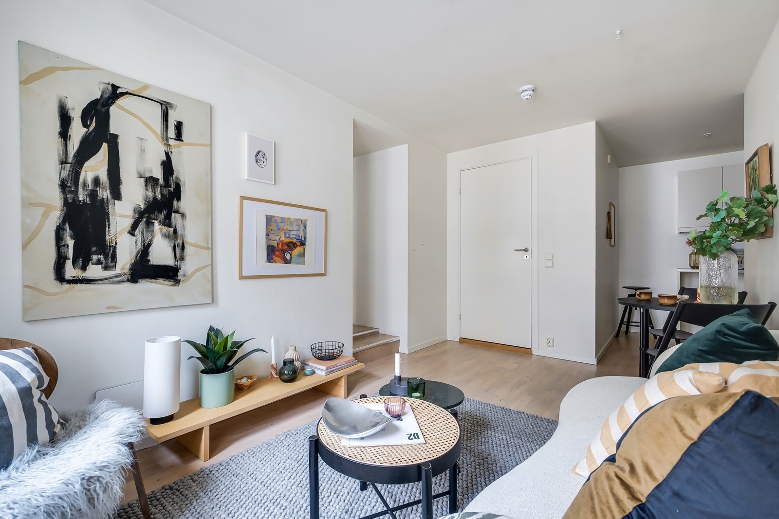 Sjarmerende og lys 2-roms i klassisk bygård med gjennomgående god standard Galleribilde