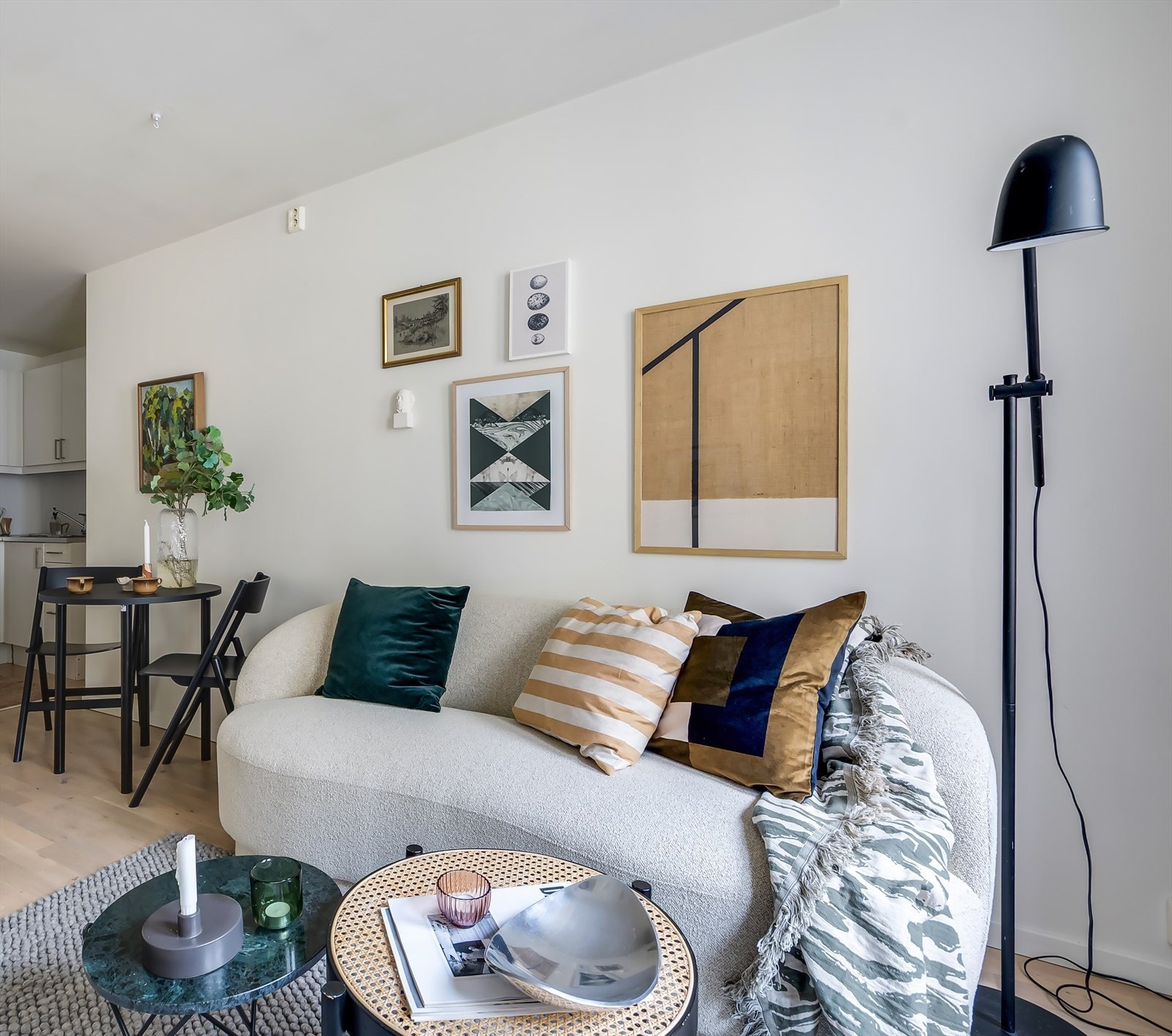 Stuen og kjøkkenet ligger i en delvis åpen løsning, noe som skaper et trivelig oppholdsrom. Galleribilde