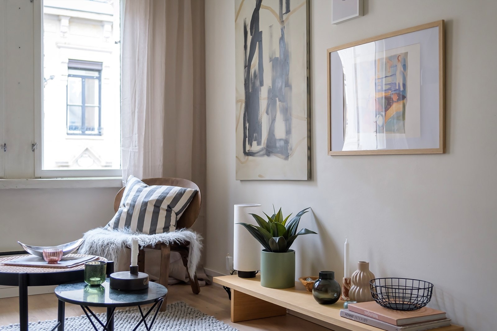 Hele leiligheten er malt i en innbydende og harmonisk fargepalett. Galleribilde